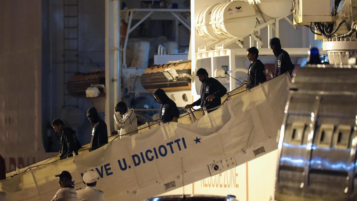 Lo sbarco dalla nave Diciotti con 67 migranti a bordo arriva al porto di Trapani (Ansa)