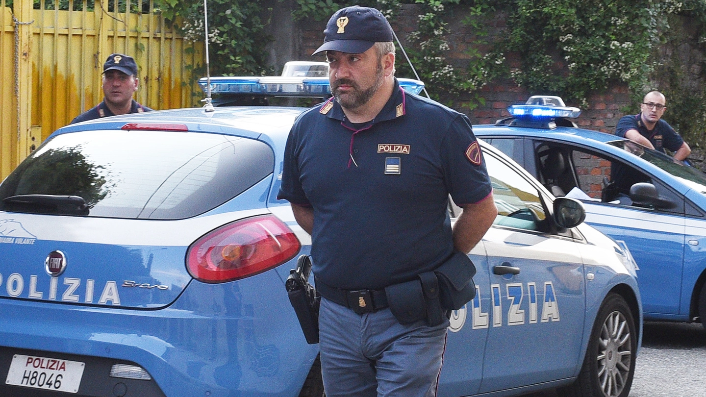 Polizia (foto di repertorio) Polizia (foto di repertorio)