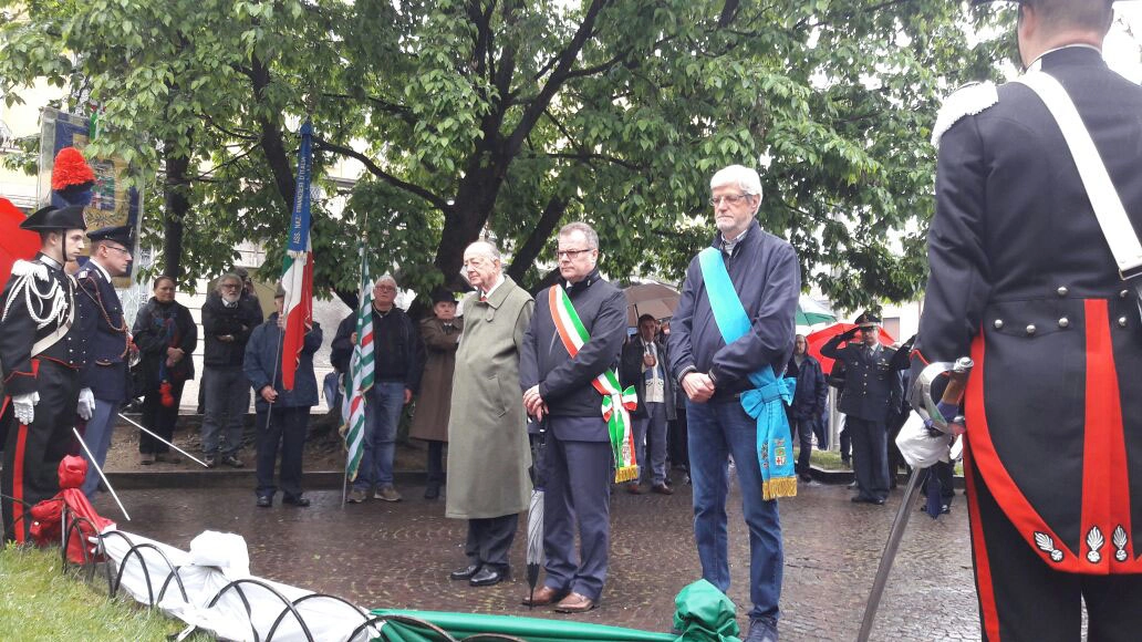 Il sindaco Virginio Brivio con Resinelli e Comi alla lapide dei caduti in largo Montenero