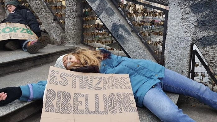 Due attivisti sul ponte Alda Merini, sul Naviglio Grande a Milano