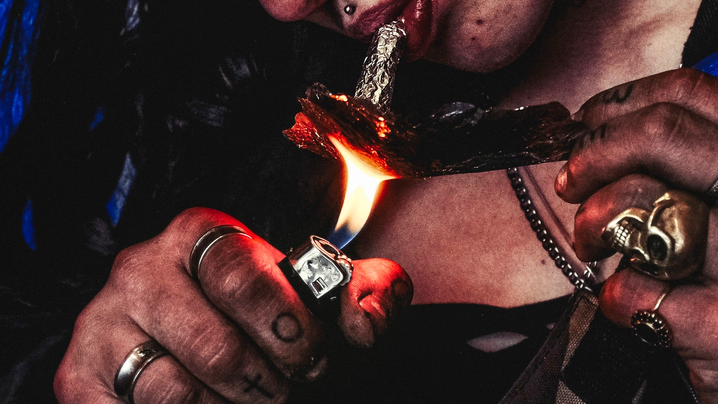 Una ragazza fuma eroina all’interno dell’area di Rogoredo 
