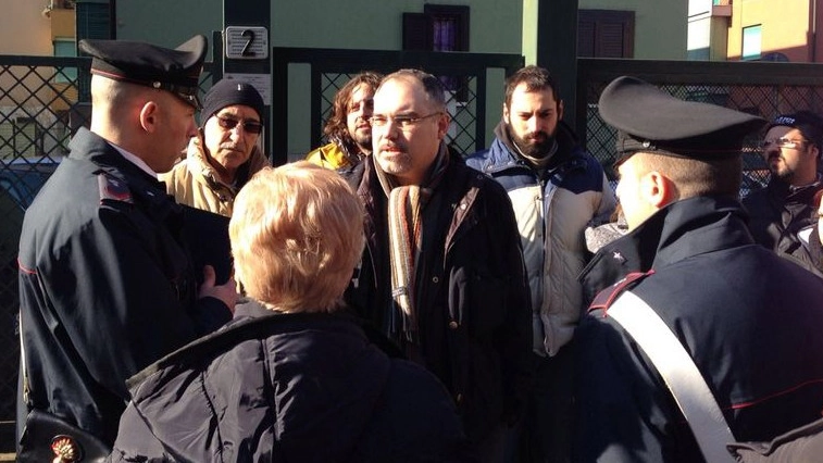 Tensione davanti all’abitazione di via XXII Marzo dove sono intervenuti anche i carabinieri Vibranti le proteste dell’unione inquilini