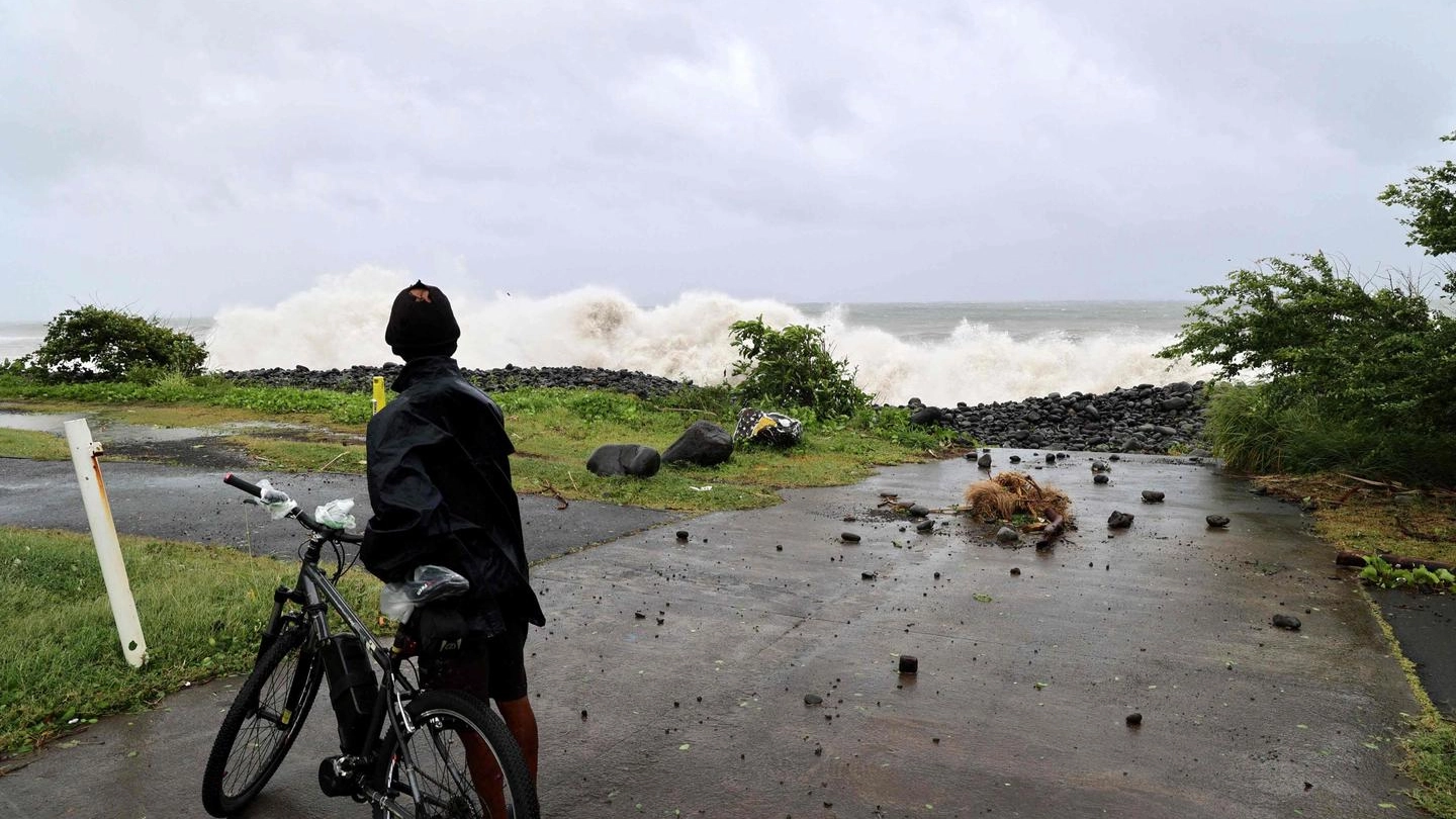 Il ciclone Batsirai sull'isola de La Reunion