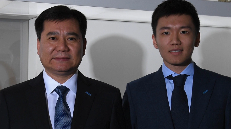 Zhang Jindong con il figlio Steven Zhang nelle sede dell’Inter