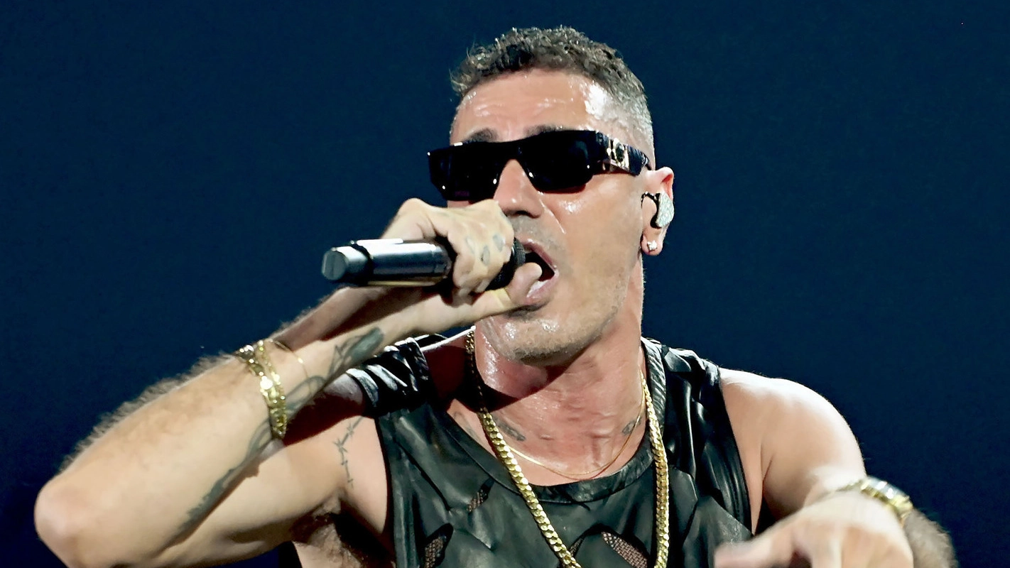 Il rapper Marracash sul palco dell’ippodromo La Maura Il rapper Marracash sul palco dell’ippodromo La Maura