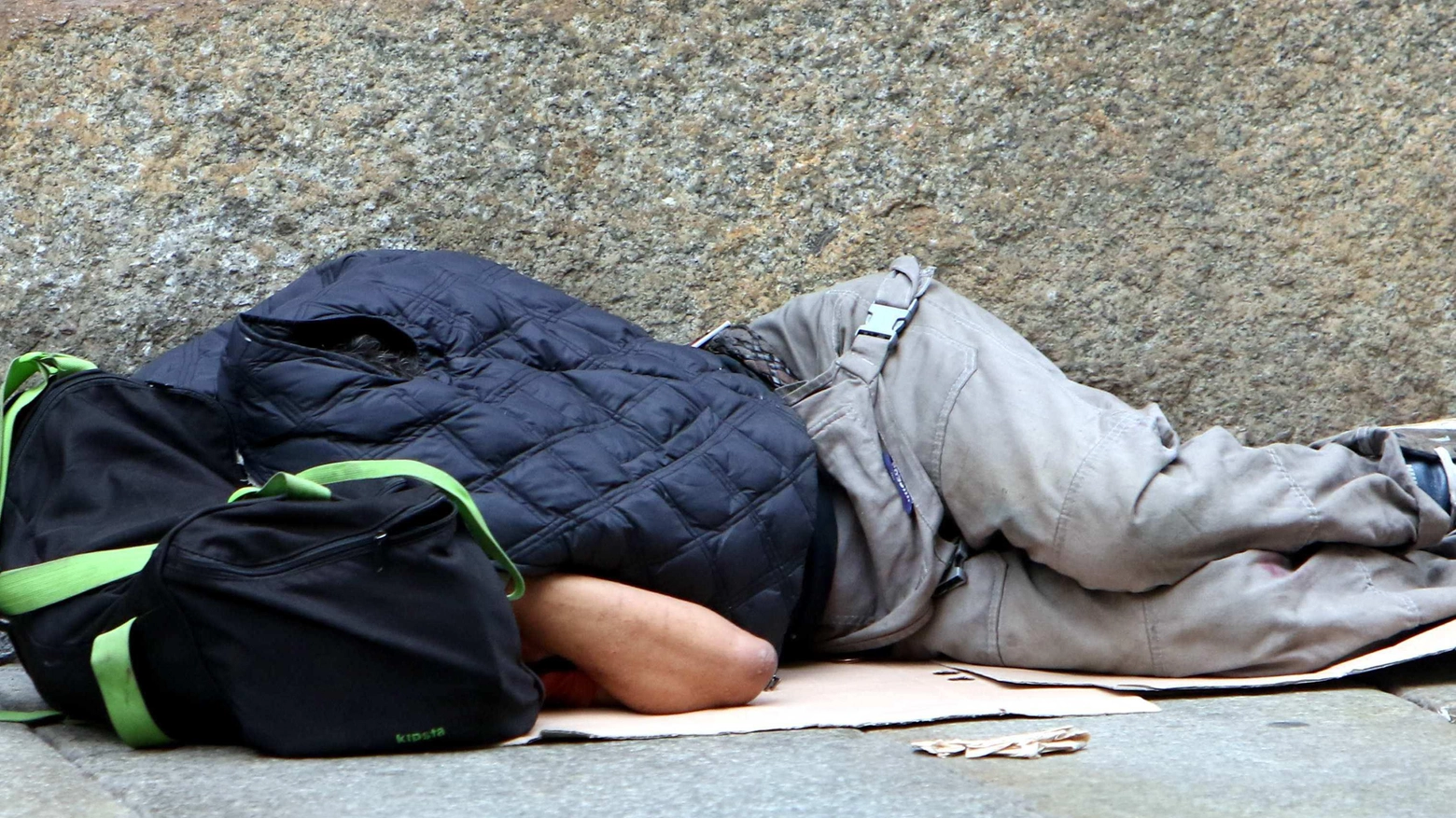 Clochard muore in piazza  È il sesto da inizio anno