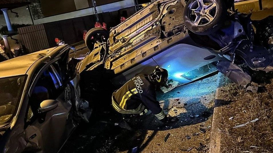 Ventenne al volante si schianta contro le auto parcheggiate Ventenne al volante si schianta contro le auto parcheggiate
