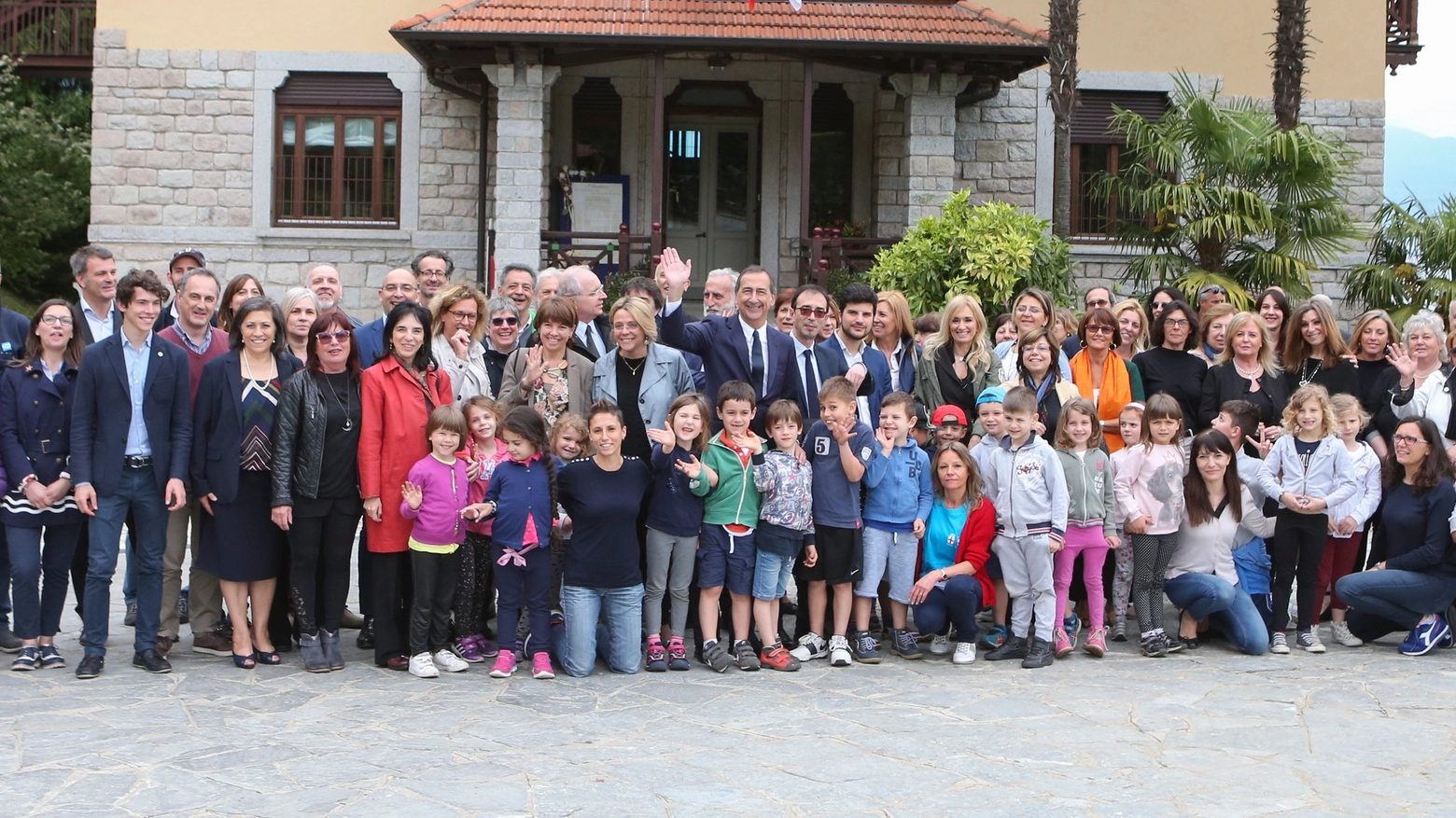 Sindaco Giuseppe Sala con i bambini all'inaugurazione della villa (NewPress)