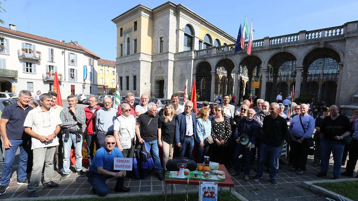 Un sit in degli ex lavoratori Un sit in degli ex lavoratori