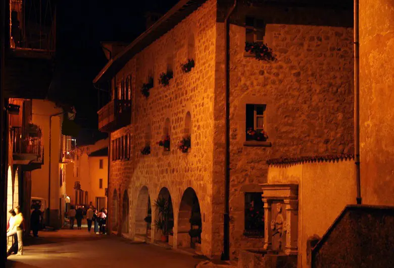 Valle Serina, stelle e non lampioni: coprifuoco a mezzanotte. "Ma così si risparmia"