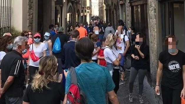 Folla in Città Alta a Bergamo (Foto Facebook Giosuè Frosio)