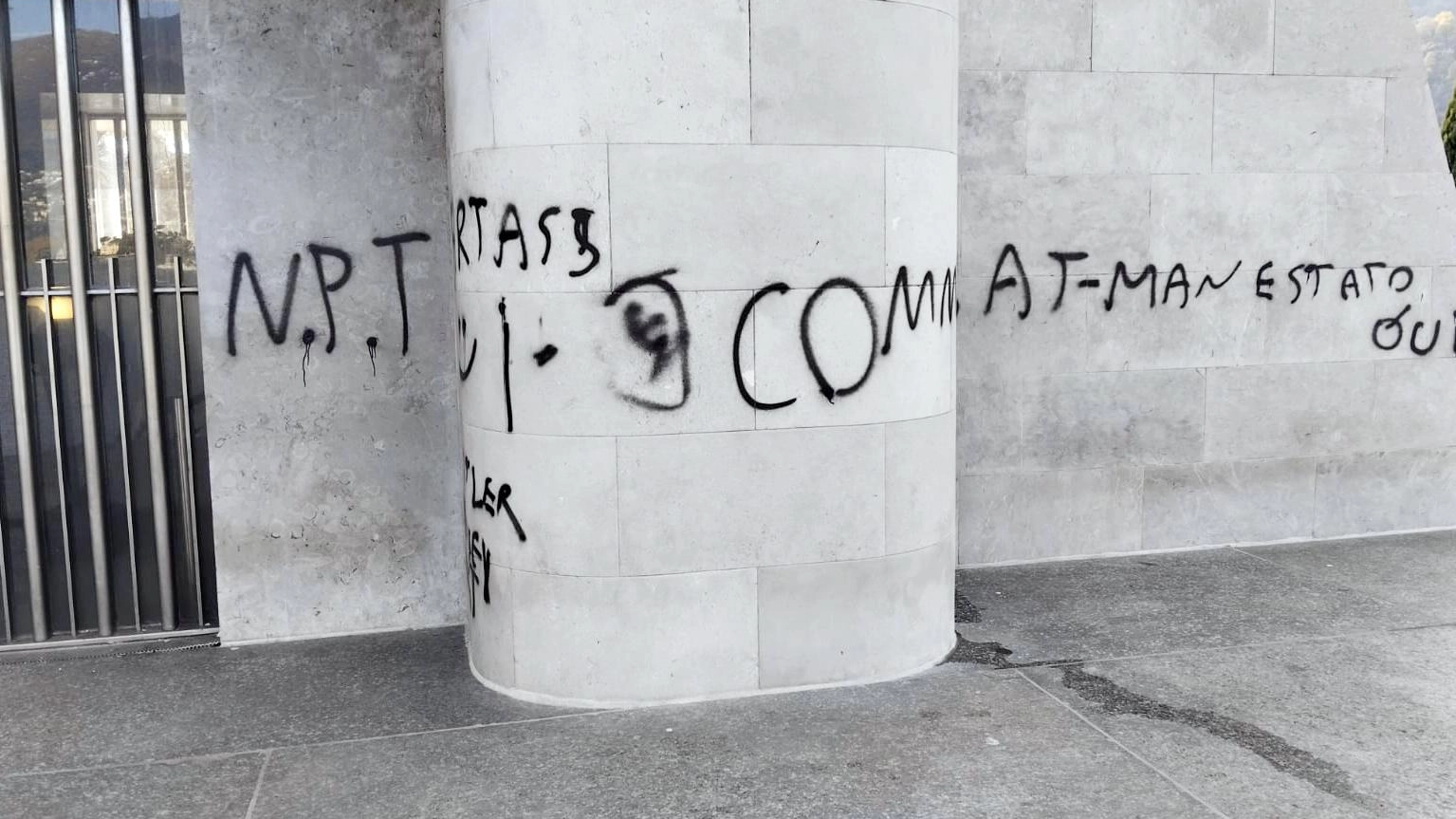 Caccia agli imbrattatori. Scritte con lo spray  al monumento ai Caduti