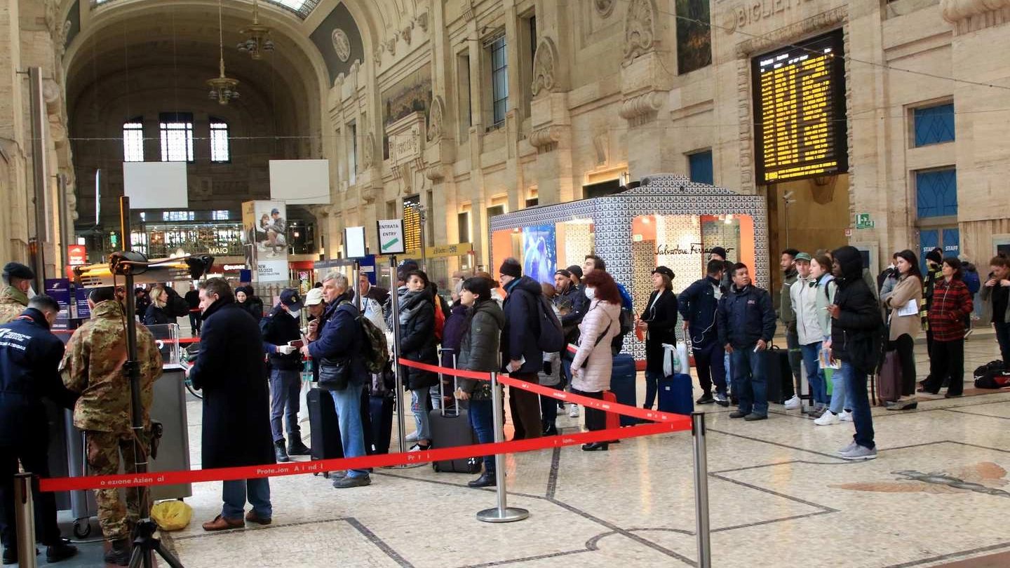Controlli alla stazione di Milano il 9 marzo (Ansa)