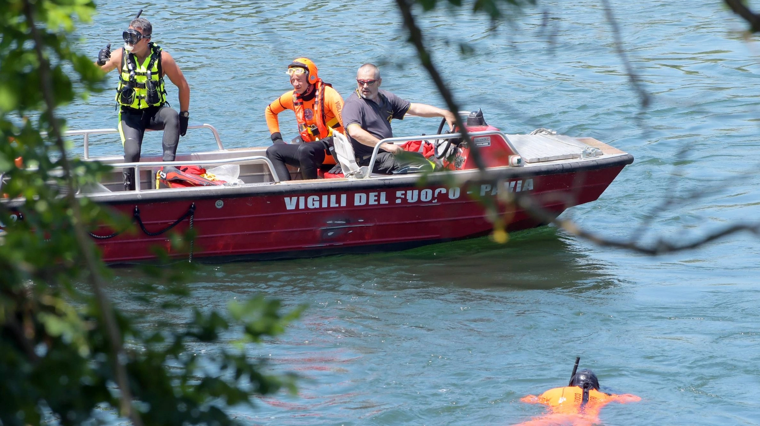 I mezzi dei vigili del fuoco alla ricerca del disperso nel fiume Po I mezzi dei vigili del fuoco alla ricerca del disperso nel fiume Po