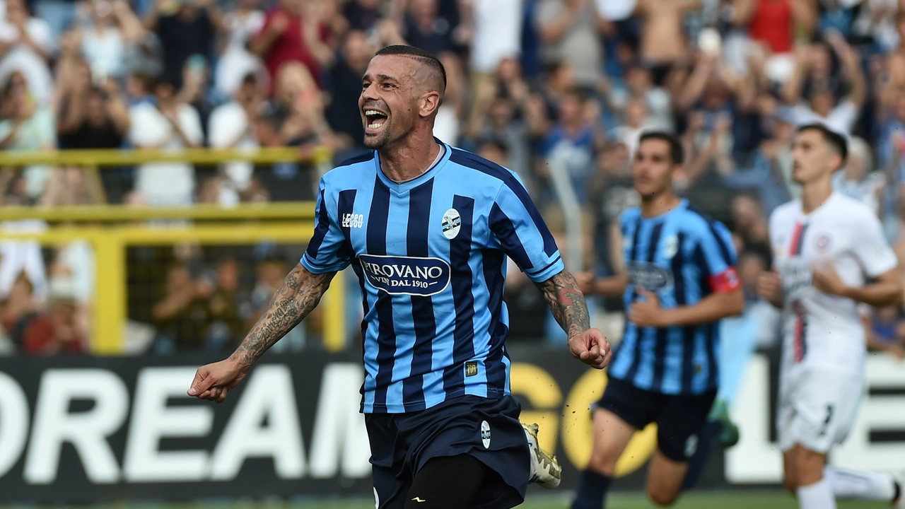 Calcio, il Lecco corona il sogno: batte in rimonta il Foggia e vola in serie B / IL VIDEO DELLA FESTA