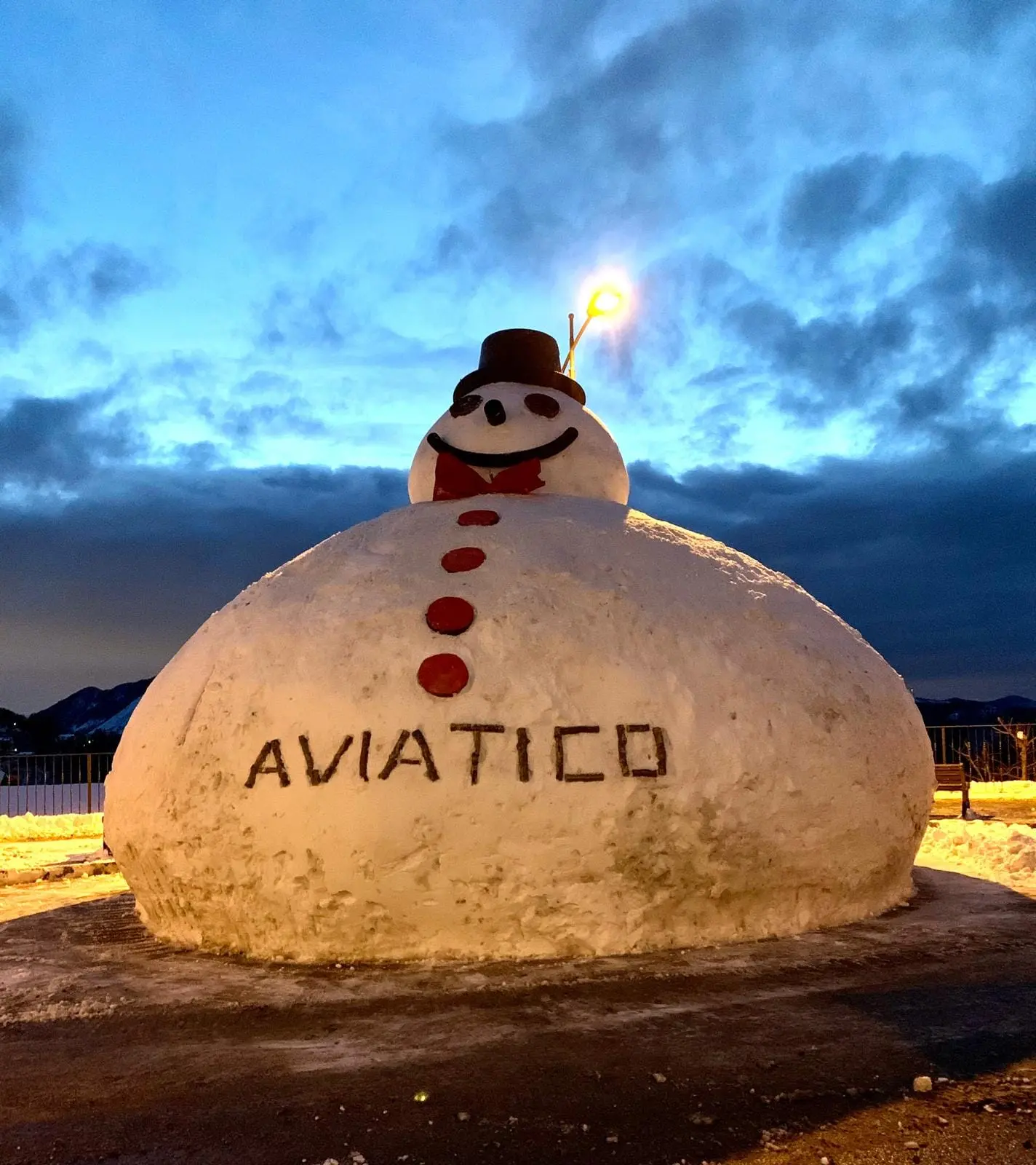 Aviatico, pupazzo di neve alto 5 metri / VIDEO