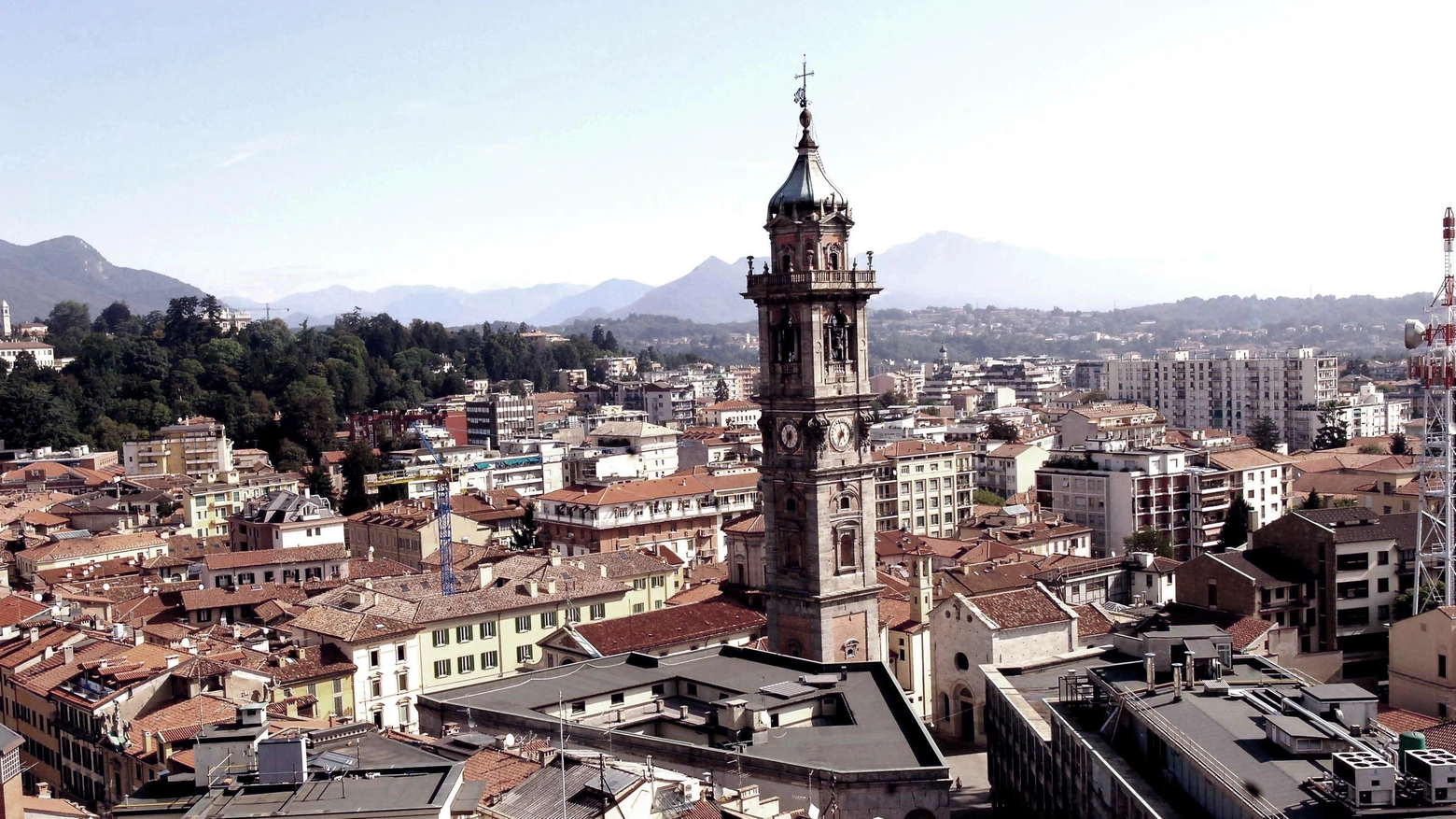 Una panoramica di Varese, in primo piano il Bernascone