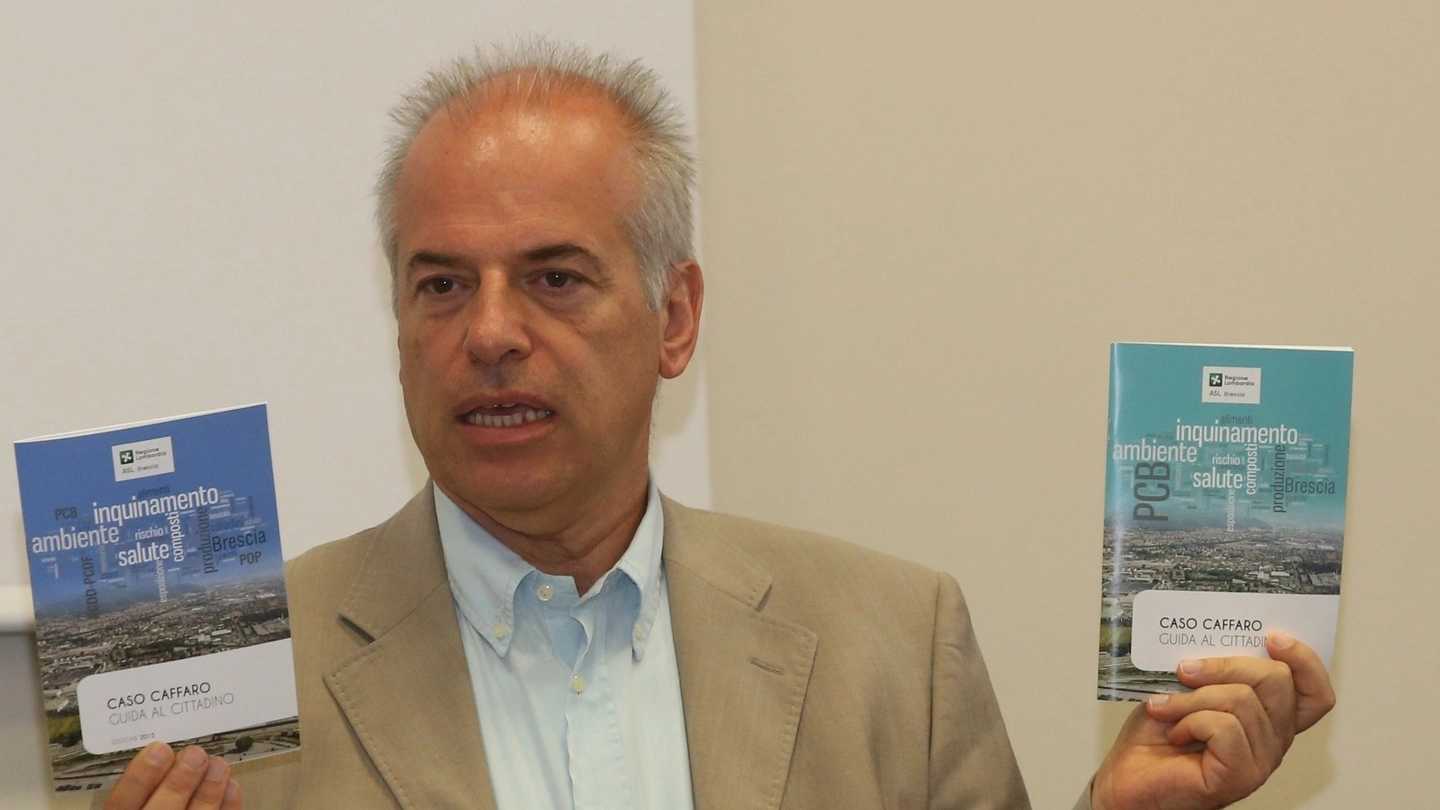 Il direttore generale della Asl di Brescia Carmelo Scarcella presenta il manuale