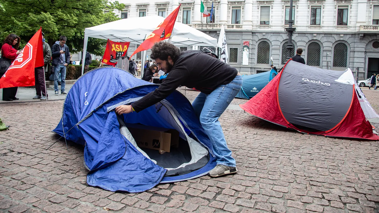 Universitari in tenda per protestare contro il caro affitti