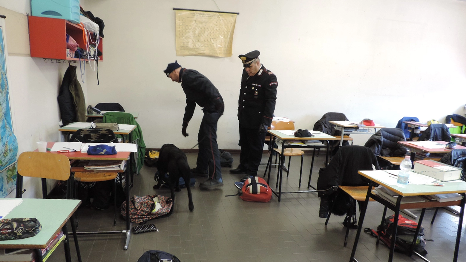 I controlli dei carabinieri in un'aula scolastica