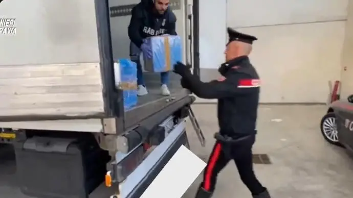 Un tir imbottito di droga Oltre 1.200 chili di hashish nascosti sotto patate e cipolle Un tir imbottito di droga Oltre 1.200 chili di hashish nascosti sotto patate e cipolle