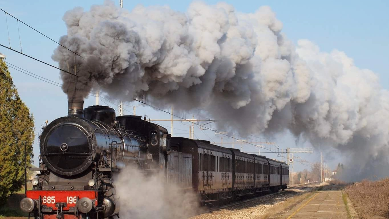 Un treno a vapore (Foto archivio)