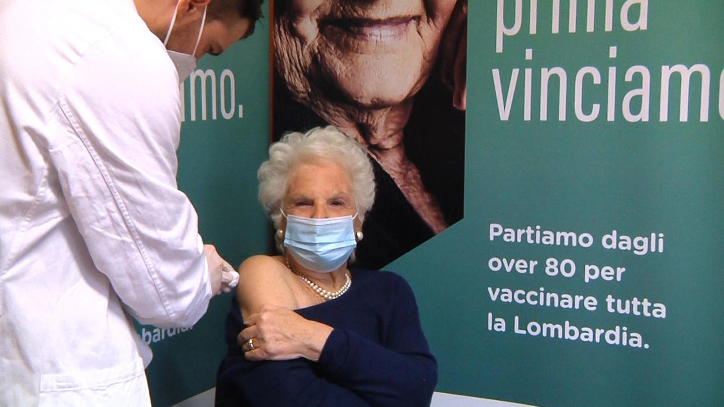 Liliana Segre si vaccina contro il Covid