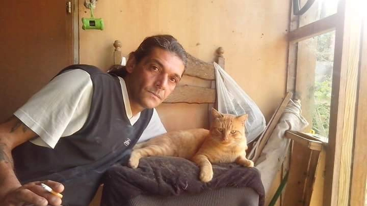 Damiano Bonito, 49 anni, insieme al suo gatto  nella casetta