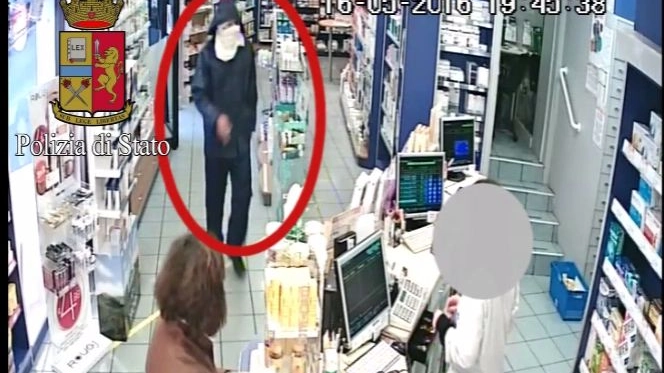 Rapina in farmacia, frame video della polizia