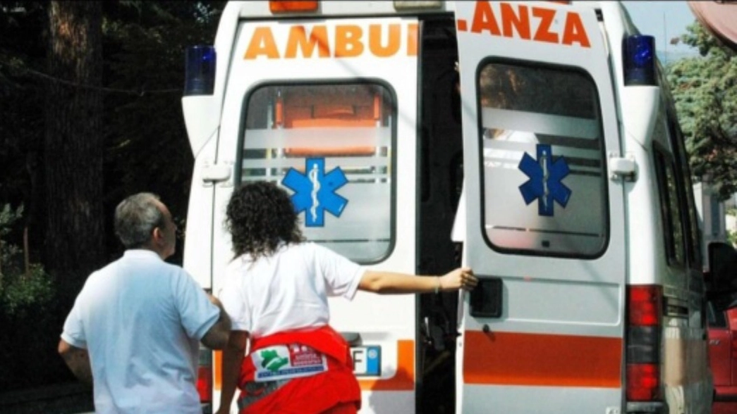 Sul posto sono intervenuti i sanitari del 118 (foto d'archivio) Sul posto sono intervenuti i sanitari del 118 (foto d'archivio)