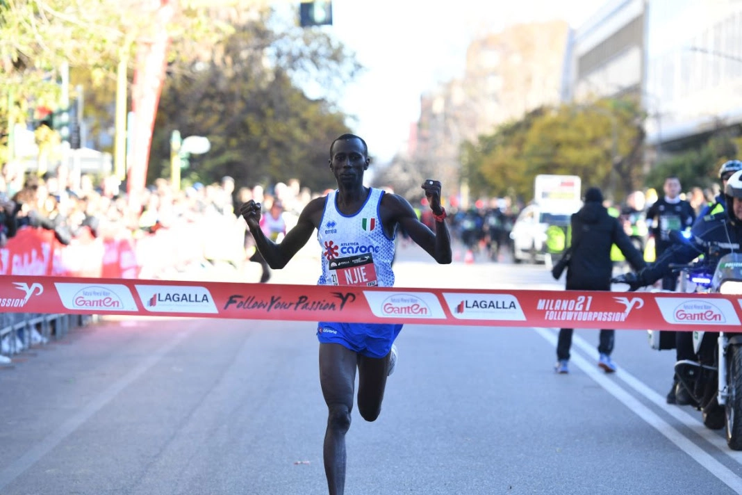 L'arrivo della mezza maratona maschile: Nfamara Njiem