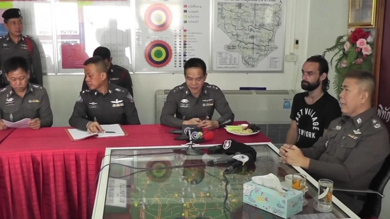 Amaury Rigaux in stato di arresto alla Centrale di polizia thailandese