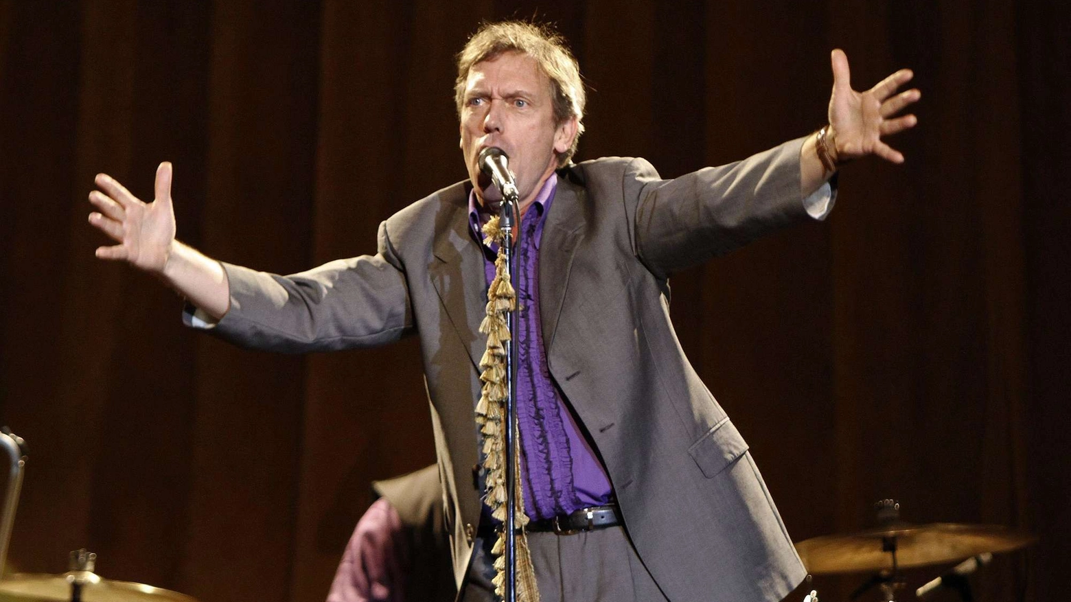 Hugh Laurie, il mitico "Dr House", durante un concerto (Olycom)