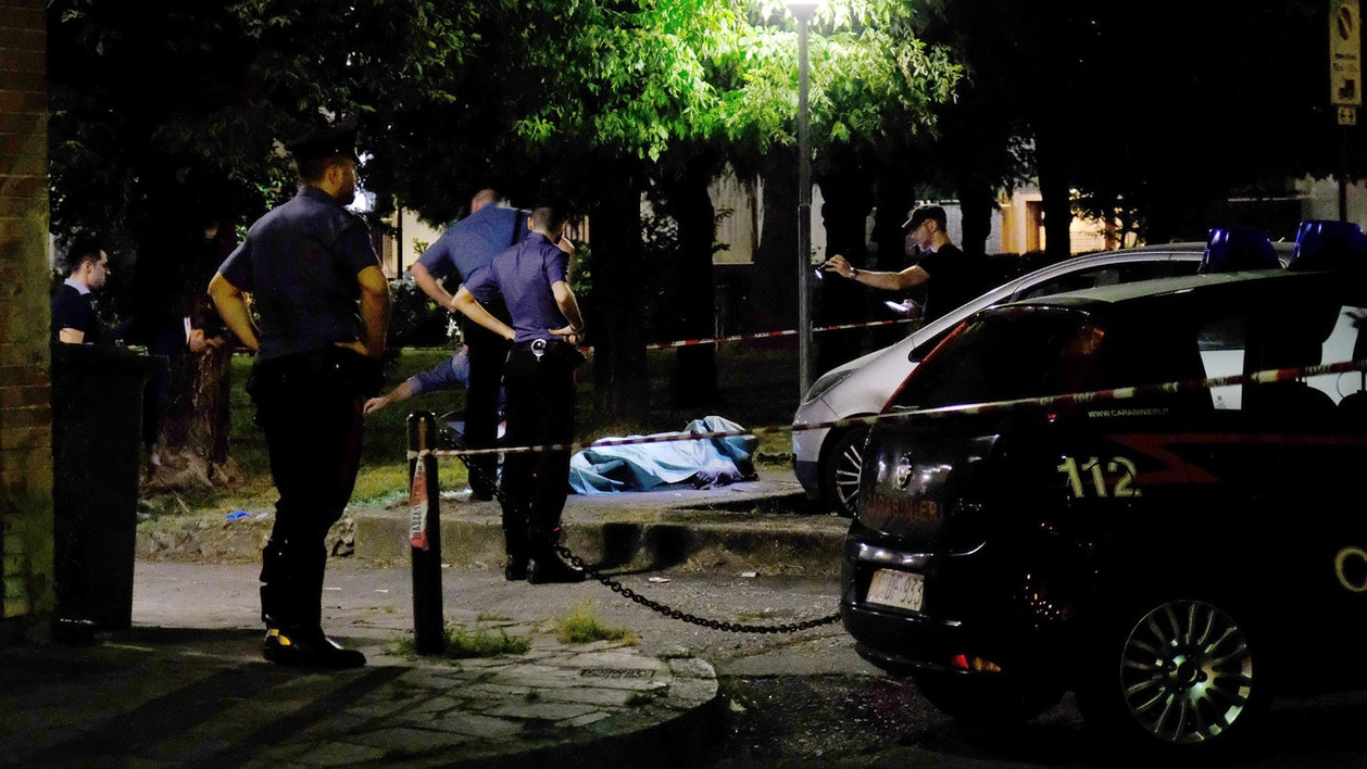 I carabinieri in via Curiel sul luogo dell'omicidio