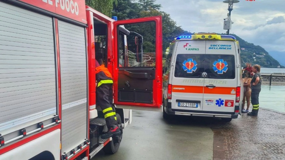 I soccorritori impegnati nel recupero del 41enne peruviano dal lago I soccorritori impegnati nel recupero del 41enne peruviano dal lago
