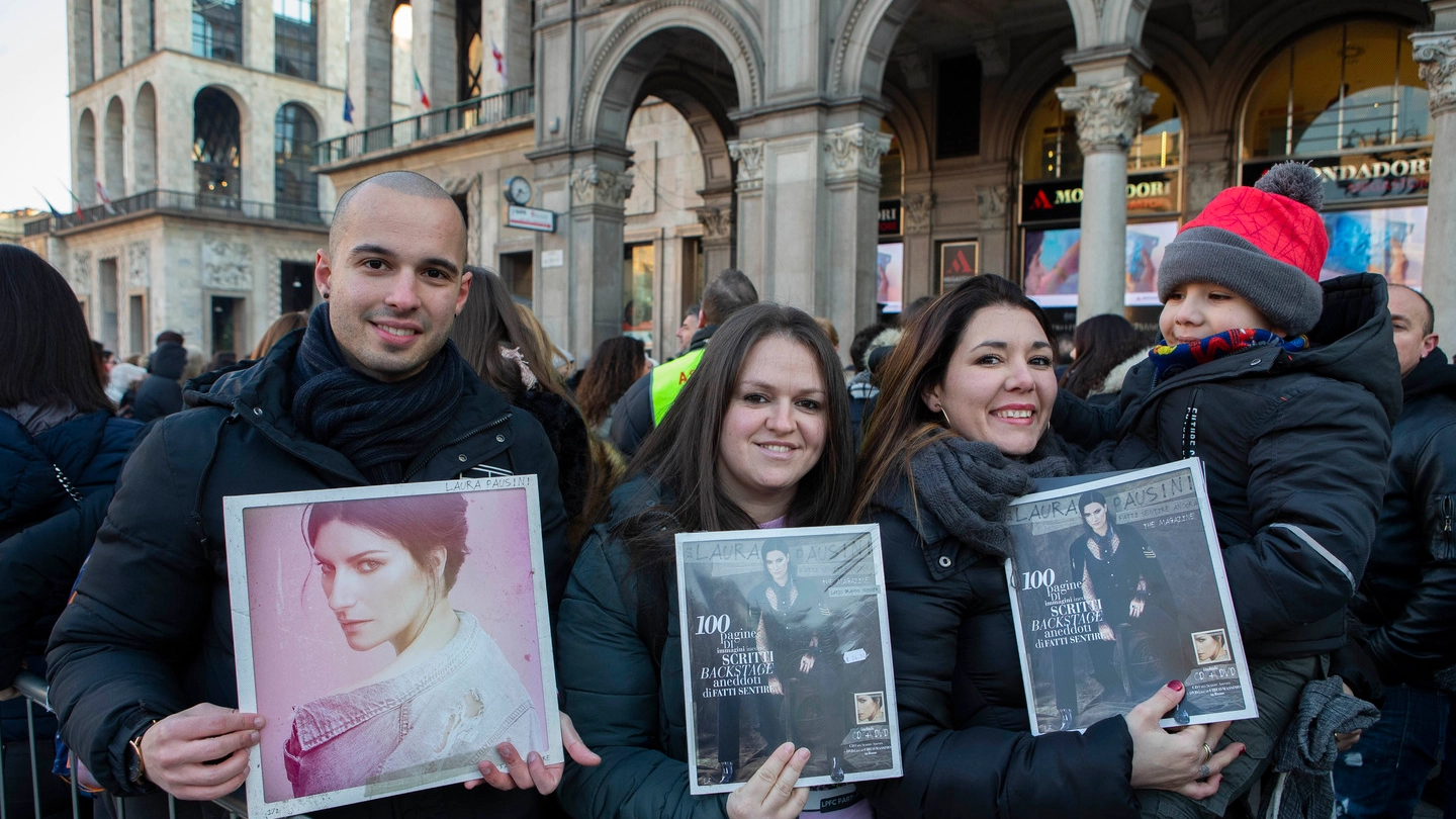 I fans di Laura Pausini in piazza Duomo