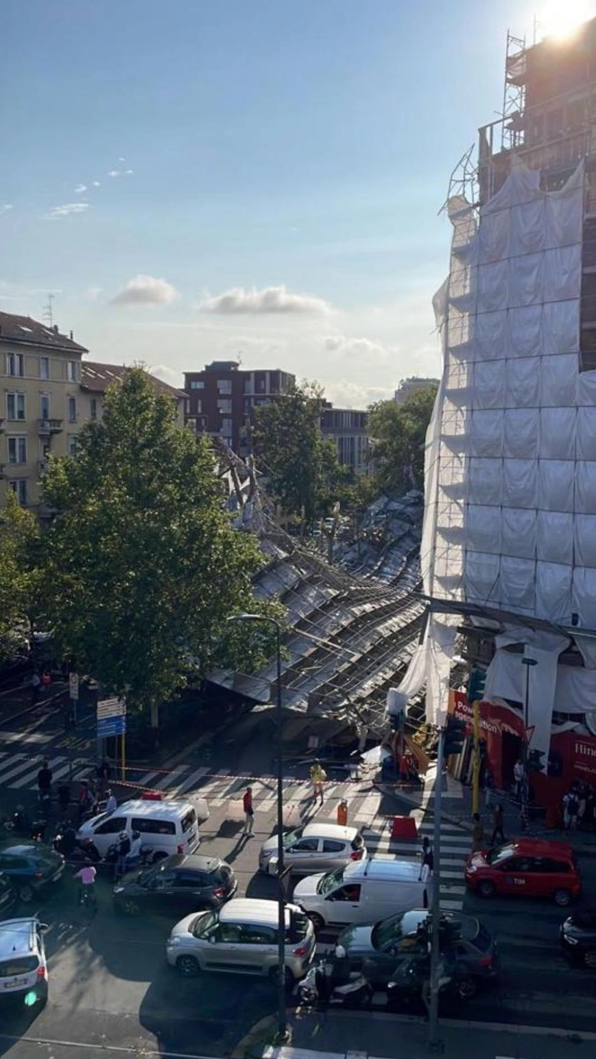 Il ponteggio crollato in viale Argonne