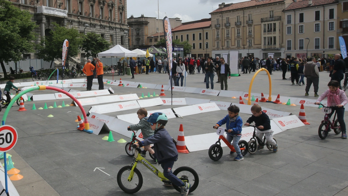 La manifestazione in piazza Trento e Trieste ha coinvolto tanti bambini