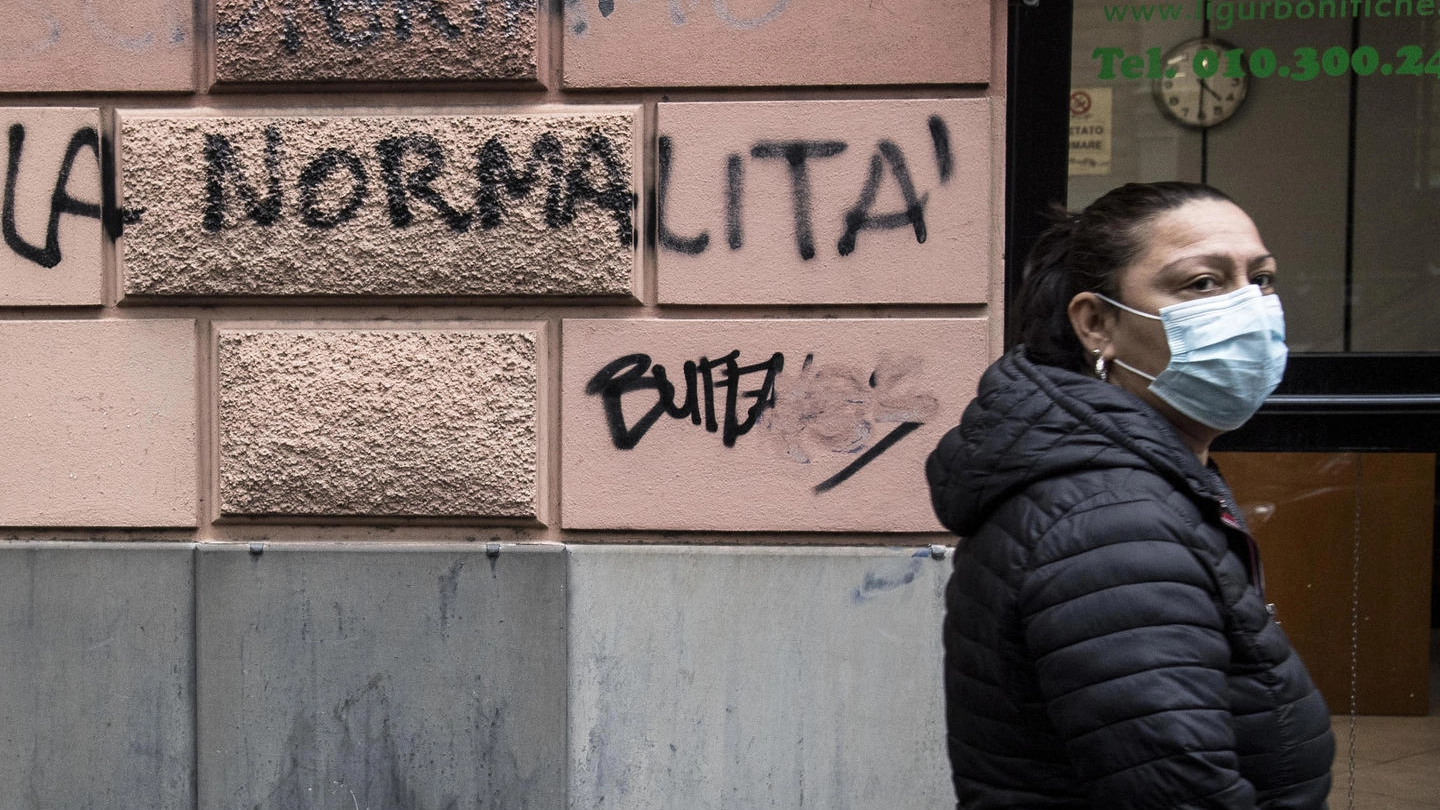 Sui muri di Milano perfino i vandali agognano alla "normalità" dopo mesi di paura 