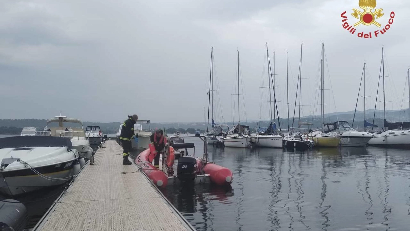 Sommozzatori dei vigili del fuoco sul lago Maggiore