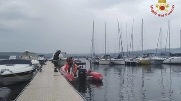 Barca rovesciata sul lago Maggiore, passeggeri in acqua: “Pensavamo fossero anatre”
