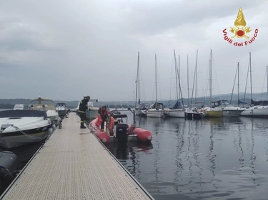 Barca rovesciata sul lago Maggiore, passeggeri in acqua: “Pensavamo fossero anatre”