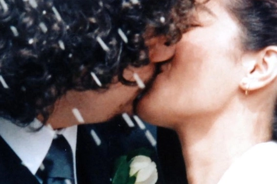 Nella foto d’archivio due sposi al termine della cerimonia