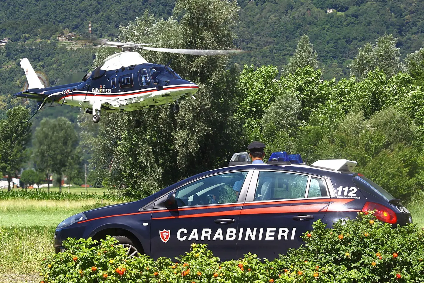 Carate Brianza, con un puntatore laser acceca i piloti di un elicottero dei carabinieri