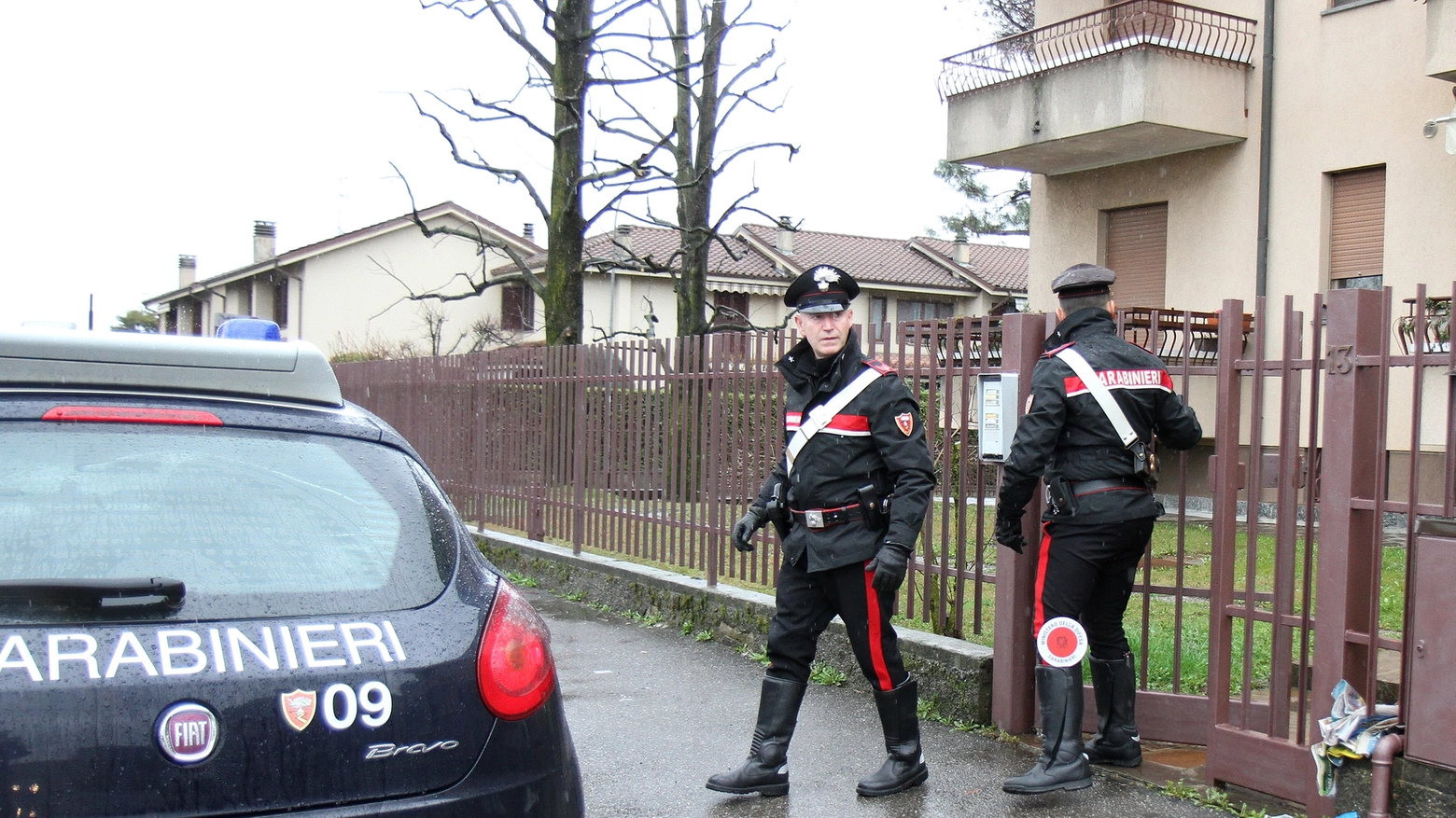I carabinieri fuori dall'abitazione