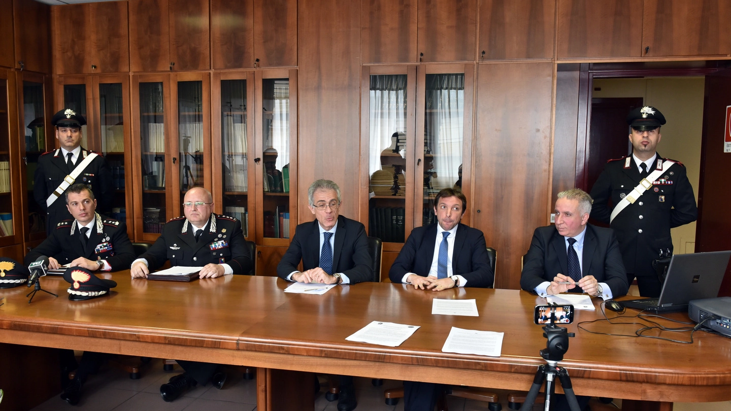 Carabinieri e magistrati durante la conferenza stampa in Procura