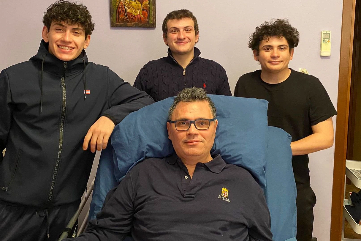 Giuseppe Spadaro, 52 anni, con i tre figli maschi nella casa di Nova Milanese