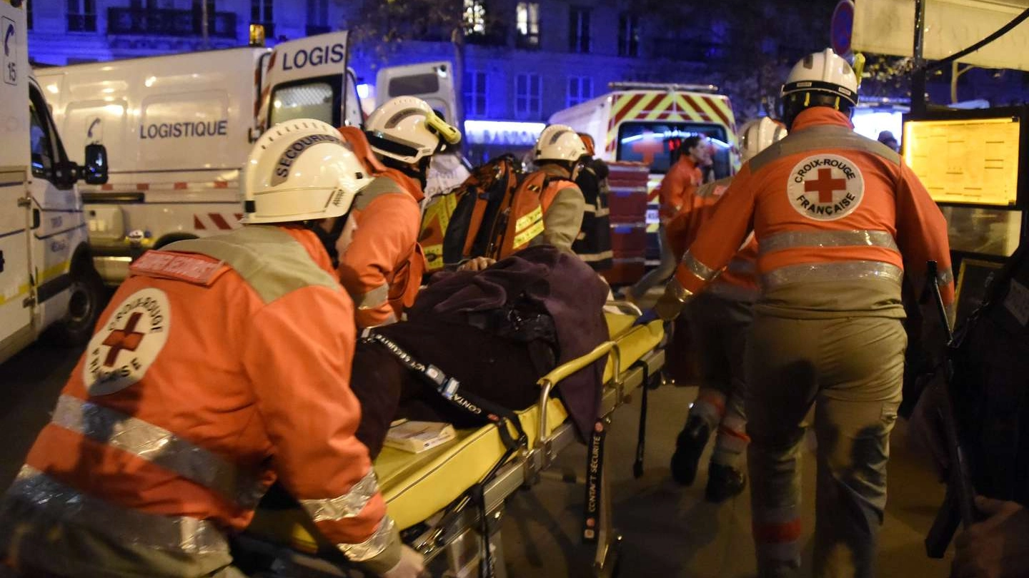 Attentato a Parigi, soccorsi al Bataclan (AFP)