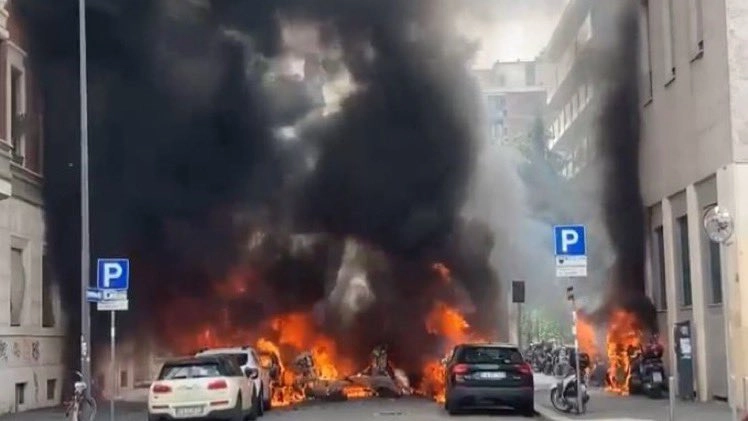 Milano, esplosione e incendio in zona Porta Romana (Frame video Twitter)