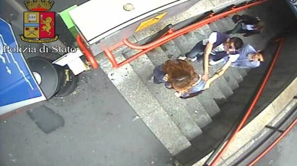 I due scippatori in azione all'uscita della metropolitana